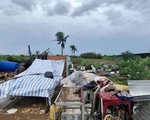 Lốc xoáy hất văng bé 11 tuổi, giây phút kinh hoàng suốt đời không quên
