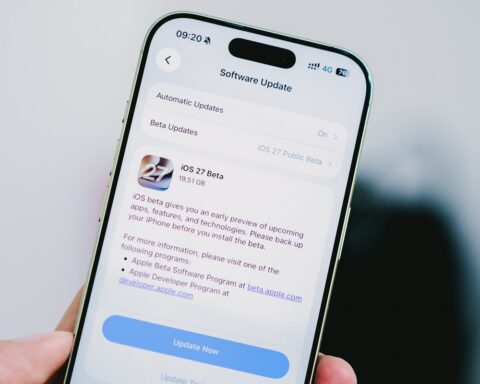 Apple phát hành iOS 27 Public Beta đầu tiên: Siri nâng cấp AI mạnh nhưng không phải ai cũng dùng được