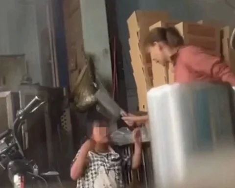 Người phụ nữ dùng chổi đánh tới tấp, cầm dao đe dọa con gái 12 tuổi