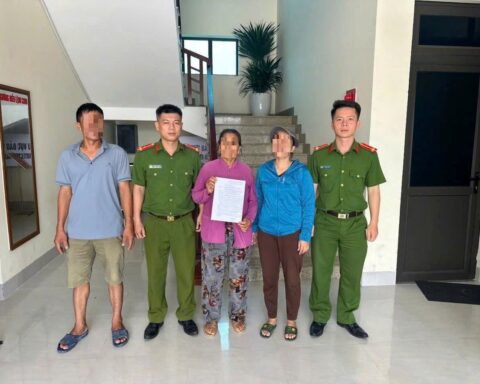 Người phụ nữ 74 tuổi đến ngân hàng làm thủ tục chuyển 250 triệu đồng, giao dịch viên lập tức báo công an