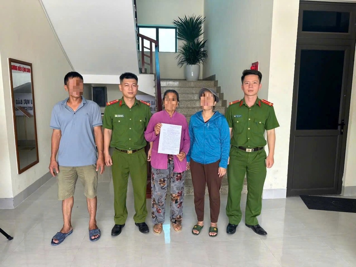 Người phụ nữ 74 tuổi đến ngân hàng làm thủ tục chuyển 250 triệu đồng, giao dịch viên lập tức báo công an