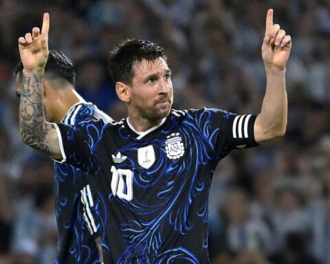 Argentina đệ đơn gửi FIFA xin đổi màu áo trận bán kết World Cup: Ký ức Maradona gợi về, tuyển Anh hãy coi chừng!