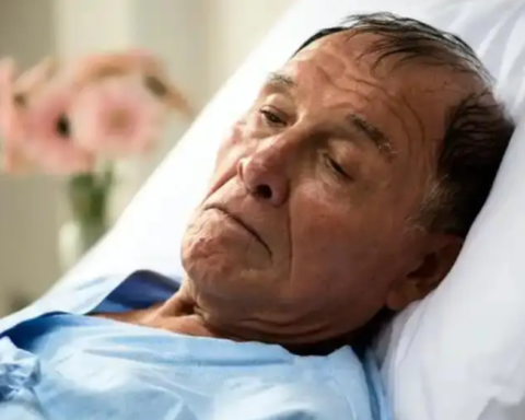 Không chỉ rượu bia hay thuốc lá, 6 MÓN ĂN quen thuộc trên bàn cơm mới là “thủ phạm” âm thầm gây nhồi máu não