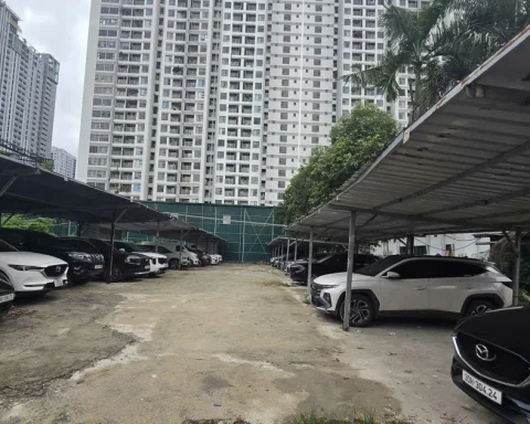 Khu ‘đất vàng’ biến tướng thành bãi gửi xe và chợ cóc