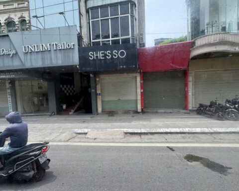 Thời hoàng kim đi qua, nhà mặt phố Hà Nội ồ ạt treo biển tìm khách
