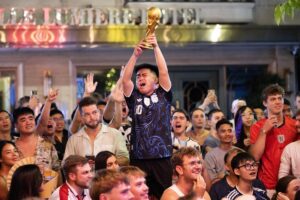 Không khí cổ vũ trận bán kết World Cup 2026 tại Hà Nội và TP.HCM lúc này: “Nóng” còn hơn trên sân!