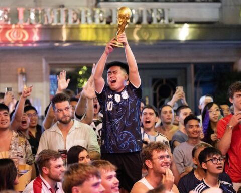 Không khí cổ vũ trận bán kết World Cup 2026 tại Hà Nội và TP.HCM lúc này: “Nóng” còn hơn trên sân!
