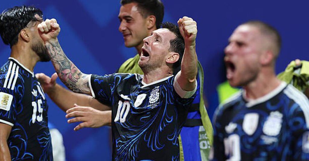Messi xuất thần giúp Argetina ngược dòng ngoạn mục 2-1 Anh trong 5 phút, giành vé vào chung kết World Cup gặp Tây Ban Nha
