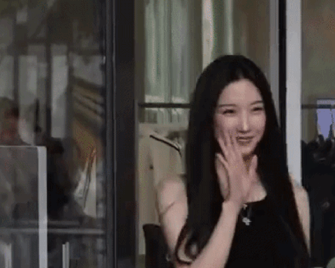 Mỹ nhân đẹp thách thức cam thường: Mặc đơn giản mà chiếm hết spotlight