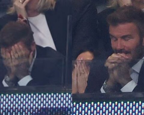 David Beckham cố kìm nước mắt, được Victoria an ủi khi chứng kiến Messi hạ gục ĐT Anh đưa Argentina vào chung kết World Cup
