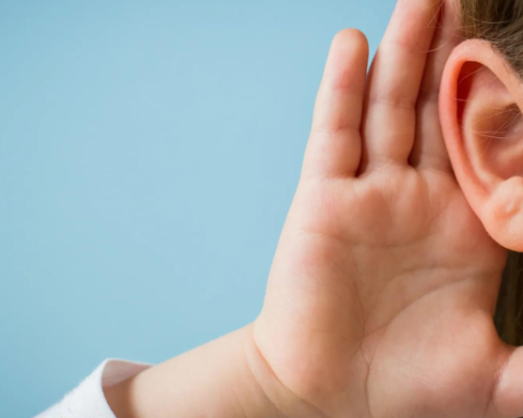 Cần làm gì khi nghi ngờ trẻ bị viêm tai giữa, cách nhận biết?