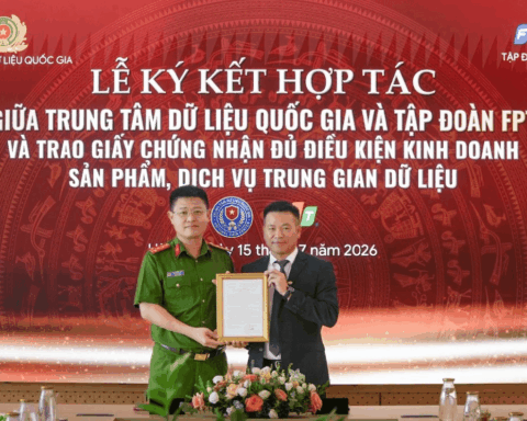FPT được Bộ Công An trao Giấy chứng nhận đủ điều kiện kinh doanh sản phẩm, dịch vụ trung gian dữ liệu