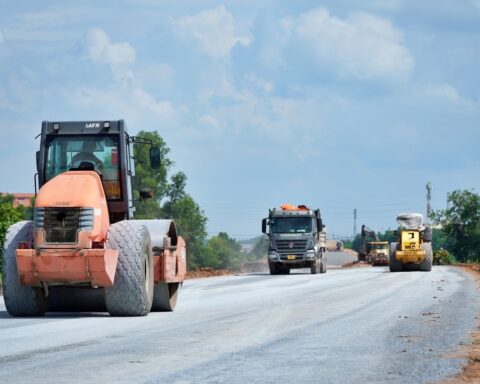 Dồn dập thảm nhựa những cây số cuối cùng nối thông đường Hồ Chí Minh