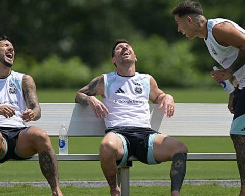 Messi lại bị bắt gặp ngồi “nhìn trời, nhìn đất, nhìn mây”, cười tươi rói trước trận đấu đối Lamine Yamal