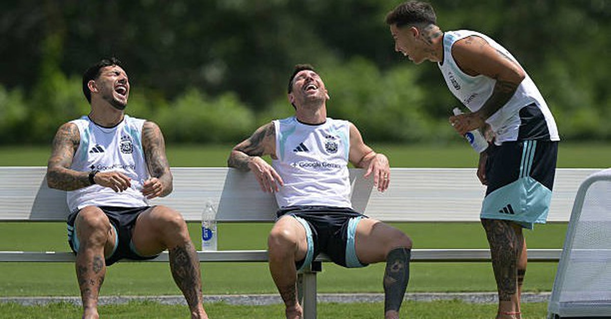 Messi lại bị bắt gặp ngồi “nhìn trời, nhìn đất, nhìn mây”, cười tươi rói trước trận đấu đối Lamine Yamal