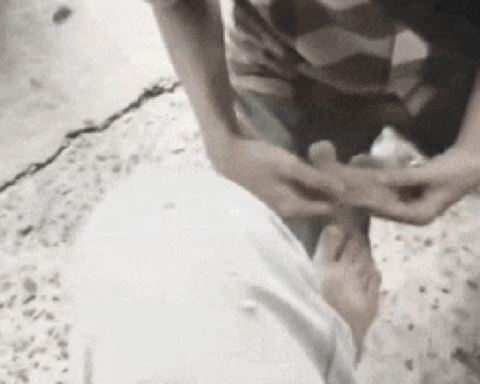 Clip hot giữa phố: Chàng trai cúi xuống đi tất cho bạn gái nhưng nó cứ “sao sao ấy nhỉ”?