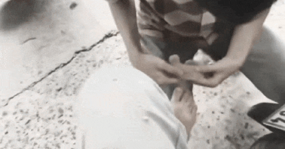 Clip hot giữa phố: Chàng trai cúi xuống đi tất cho bạn gái nhưng nó cứ “sao sao ấy nhỉ”?