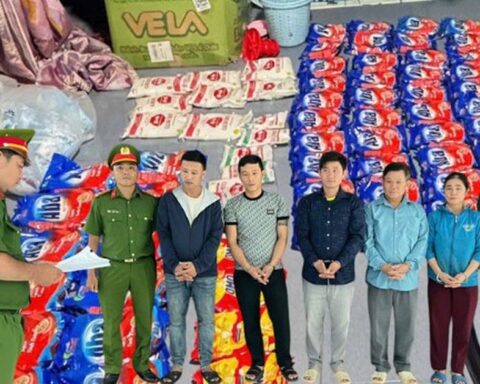 Công an ập vào kiểm tra, khám xét lúc 10 sáng, bắt tạm giam quản lý Phạm Thị Phương SN 1978