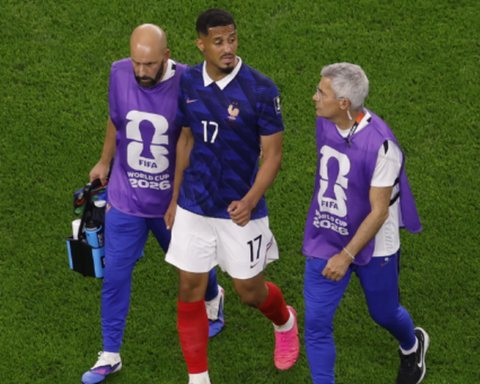 Sốc trước trận tranh hạng 3 World Cup: Trụ cột tuyển Pháp thi đấu với vết nứt xương lưng suốt nhiều tháng, nguy cơ phải phẫu thuật