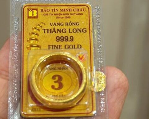 Vì sao nhiều người bán vàng?