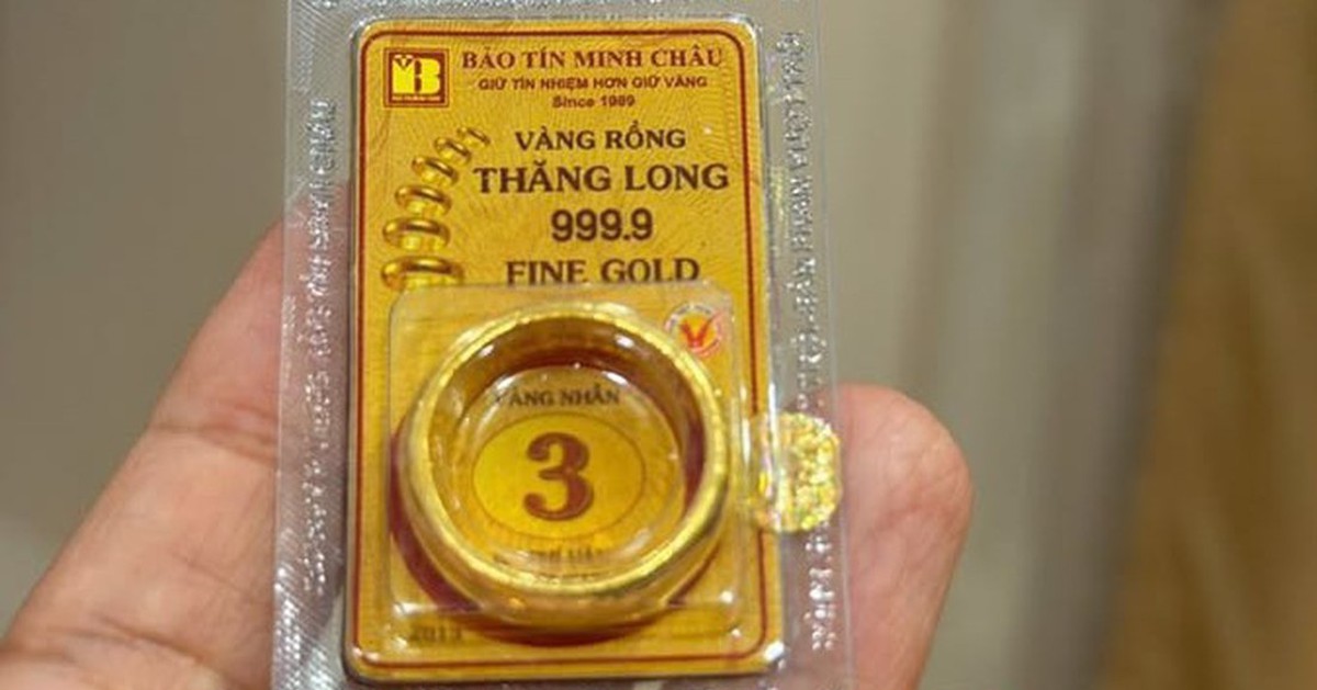 Vì sao nhiều người bán vàng?