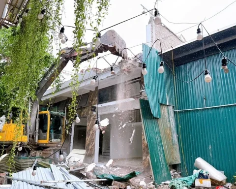 Hà Nội cưỡng chế loạt nhà bịt tôn, xây dựng ‘chui’