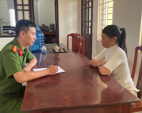 Nguyễn Thị Thanh Nga 48 tuổi ra đầu thú