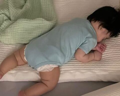 Trẻ nhỏ thích “nằm sấp” và “nằm ngửa”, khi lớn lên sẽ có 3 sự khác biệt rõ rệt