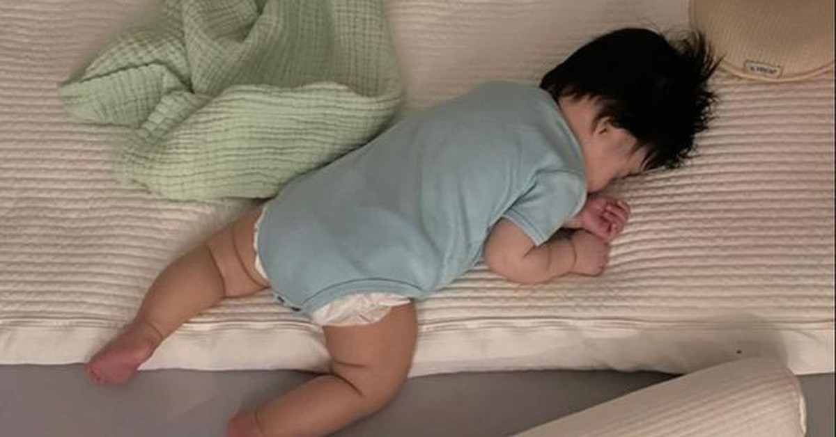 Trẻ nhỏ thích “nằm sấp” và “nằm ngửa”, khi lớn lên sẽ có 3 sự khác biệt rõ rệt