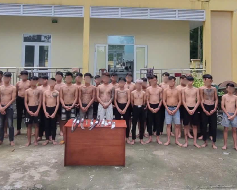 Công an bất ngờ ập vào sân bóng kiểm tra lúc 20h, 38 thanh thiếu niên từ 14 đến 18 tuổi bị triệu tập