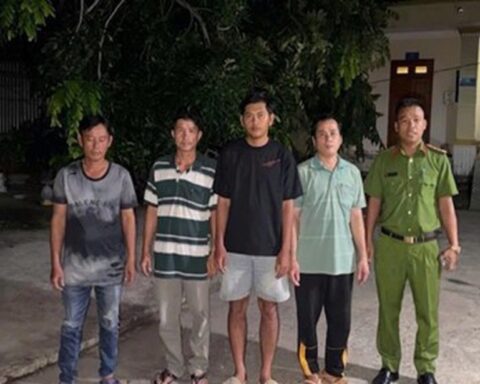 Công an điều tra tổng giao dịch chuyển khoản 26.700.000 đồng tại một quán cà phê, 4 người đàn ông bị bắt tạm giam