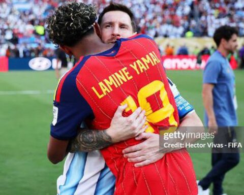 Xúc động khoảnh khắc Lamine Yamal tiến tới ôm chặt và an ủi Messi sau màn thư hùng lịch sử ở chung kết World Cup 2026