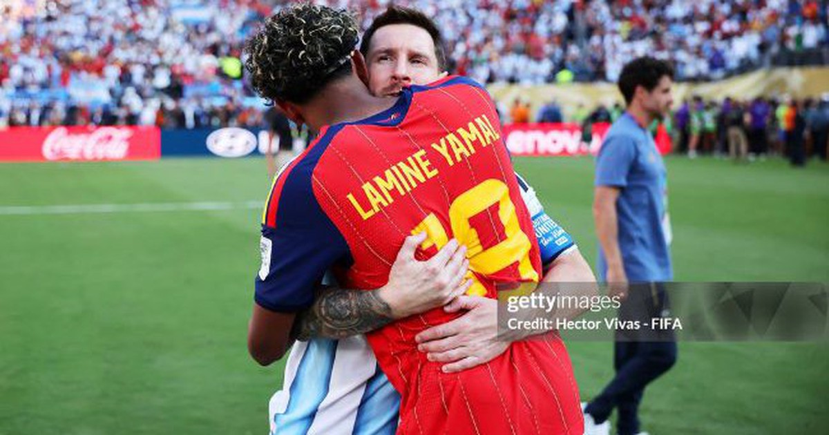 Xúc động khoảnh khắc Lamine Yamal tiến tới ôm chặt và an ủi Messi sau màn thư hùng lịch sử ở chung kết World Cup 2026