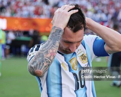 Messi và cầu thủ Argentina không giấu nổi buồn bã sau thất bại trước Tây Ban Nha: Đắng cay là như thế đấy!
