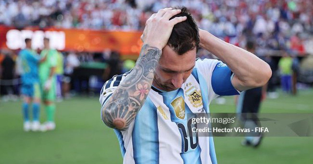 Messi và cầu thủ Argentina không giấu nổi buồn bã sau thất bại trước Tây Ban Nha: Đắng cay là như thế đấy!