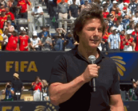 Cả thế giới đã trông đợi Tom Cruise phi mô tô, bám trực thăng, đu dây cơ mà!