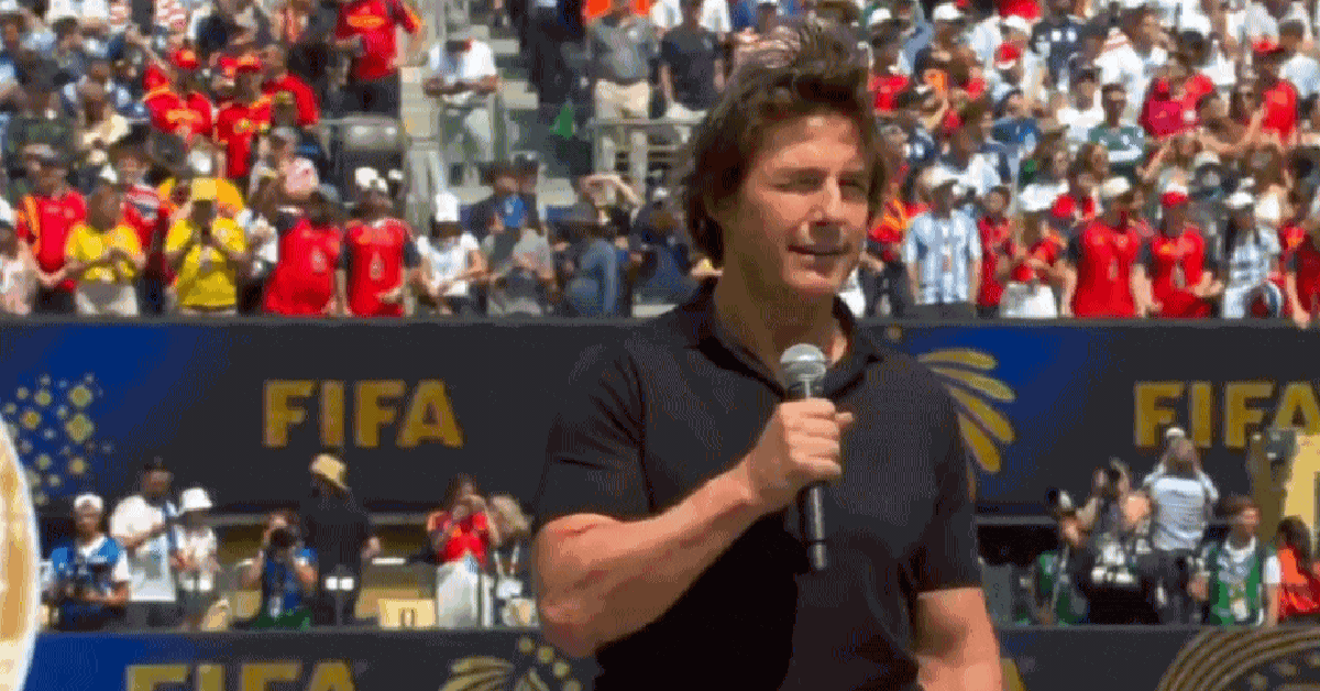 Cả thế giới đã trông đợi Tom Cruise phi mô tô, bám trực thăng, đu dây cơ mà!