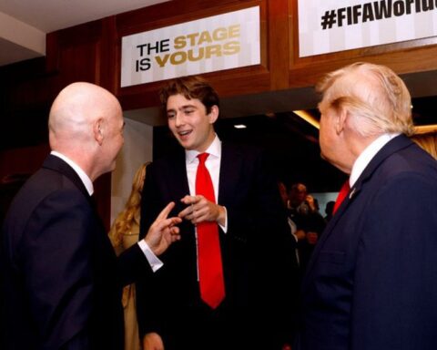 Đệ nhất công tử nước Mỹ Barron Trump là tâm điểm của khán đài chung kết World Cup vì chiều cao hơn 2 mét