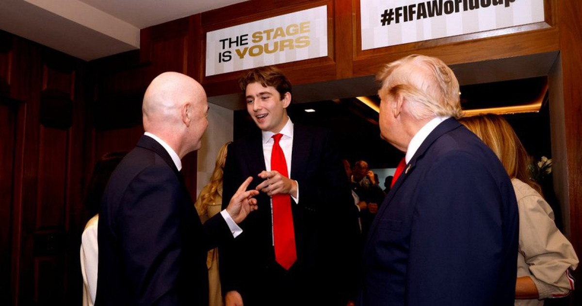 Đệ nhất công tử nước Mỹ Barron Trump là tâm điểm của khán đài chung kết World Cup vì chiều cao hơn 2 mét