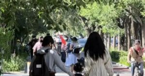 Chỉ đi đón con tan học thôi mà người đẹp Chu Châu khiến cả MXH tranh luận, nhìn ảnh bạn có đoán ra nguyên nhân không?