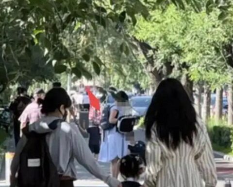 Chỉ đi đón con tan học thôi mà người đẹp Chu Châu khiến cả MXH tranh luận, nhìn ảnh bạn có đoán ra nguyên nhân không?