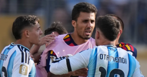 Khẩu chiến dữ dội: Cầu thủ Argentina gằn giọng chất vấn đội trưởng Tây Ban Nha vì “cả tuần nay các cậu chỉ biết khóc lóc về trọng tài”