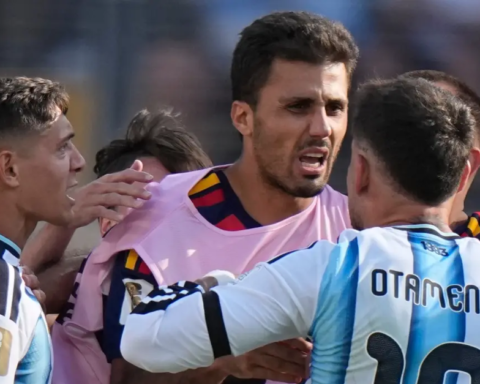 Khẩu chiến dữ dội: Cầu thủ Argentina gằn giọng chất vấn đội trưởng Tây Ban Nha vì “cả tuần nay các cậu chỉ biết khóc lóc về trọng tài”