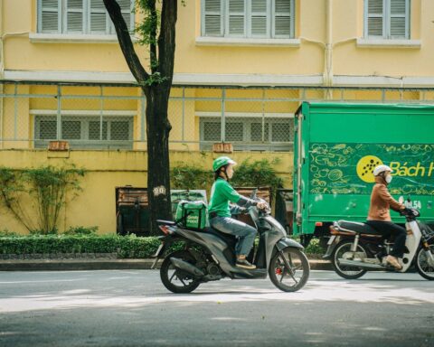 Grab phát quà cho tài xế