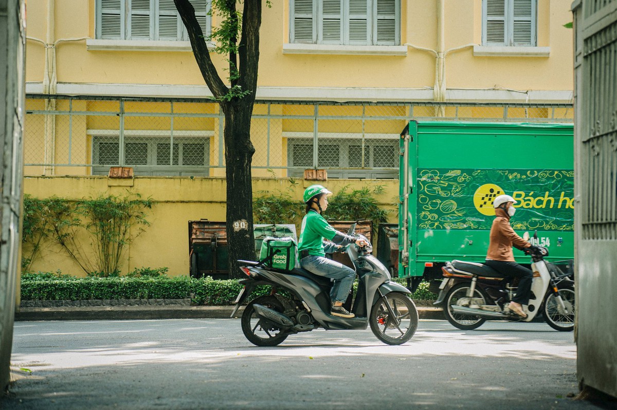 Grab phát quà cho tài xế