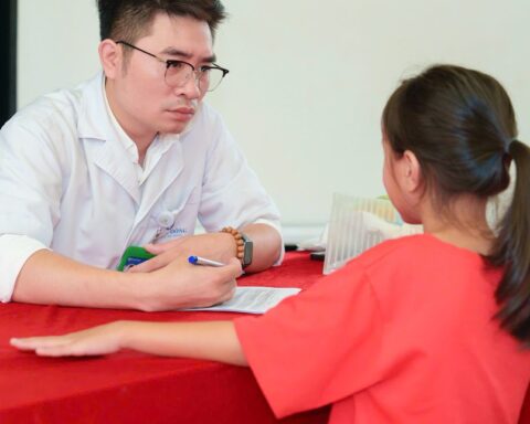 “Cháu gần như không nhớ khuôn mặt của mẹ”: Lời tâm sự của cô bé 14 tuổi khiến chuyên gia xót xa