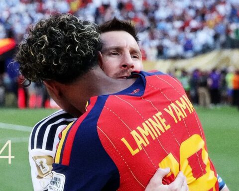 19 năm sau bức ảnh trong chậu tắm: Yamal nâng cúp vàng ngay trước mắt Messi