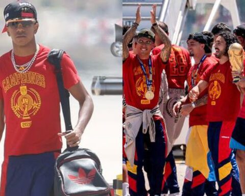 ĐT Tây Ban Nha vinh quang mang cúp vàng World Cup về nước, Lamine Yamal chiếm spotlight với phong cách “boy phố”