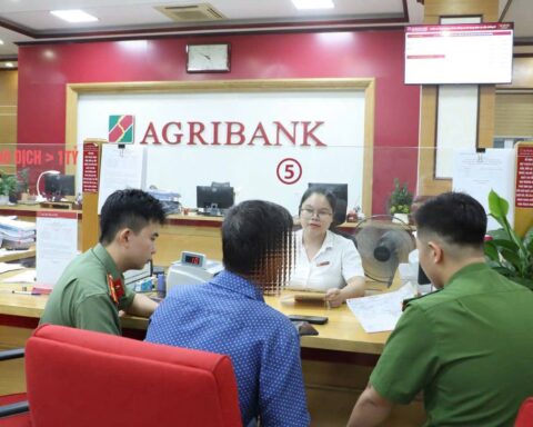 Nhận nhiều cuộc gọi từ đầu số +8477, người đàn ông SN 1985 vội đến Agribank giao dịch 120 triệu đồng: Công an lập tức có mặt tại ngân hàng