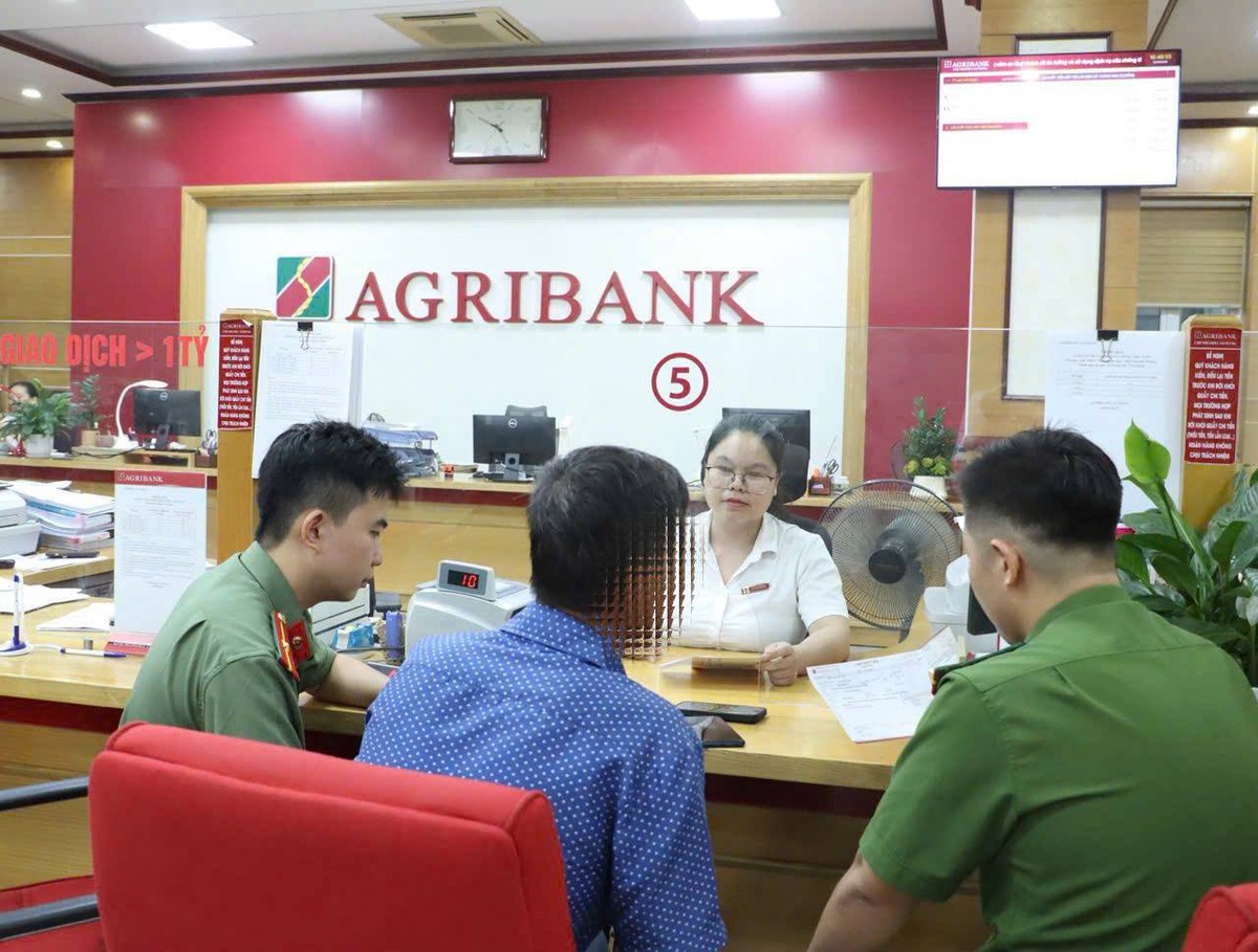 Nhận nhiều cuộc gọi từ đầu số +8477, người đàn ông SN 1985 vội đến Agribank giao dịch 120 triệu đồng: Công an lập tức có mặt tại ngân hàng
